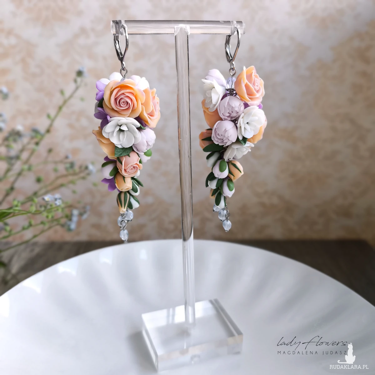 Eleganckie kolczyki z kolorowymi, pastelowymi kwiatami