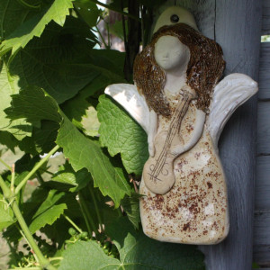 Anioł ceramiczny ze skrzypcami