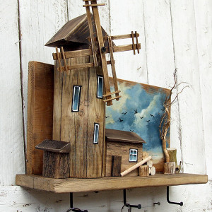 Wieszak na klucze z drewnianym młynem i malowanym tłem
