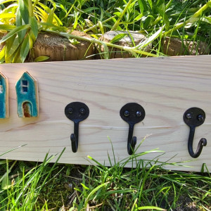 wieszak z domkami ceramicznymi na desce bielonej