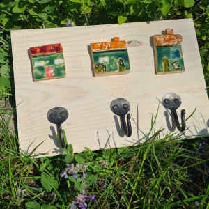 wieszak z domkami ceramicznymi na desce bielonej