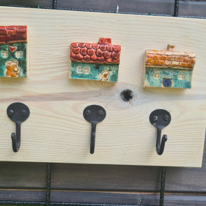 wieszak z domkami ceramicznymi na desce bielonej