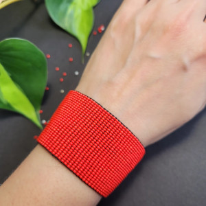 Szeroka czerwona bransoletka z koralików Preciosa