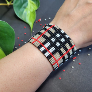 Szeroka bransoletka tartan w czarną i czerwoną kratkę z koralików Preciosa