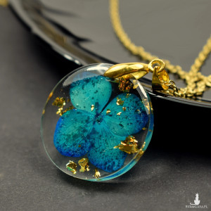 Wisiorek z turkusową hortensją i złotymi płatkami