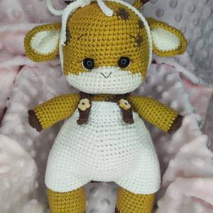 Maskotka żyrafa na szydełku.