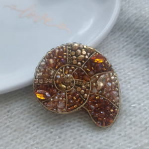 Przepiękna broszka MUSZLA