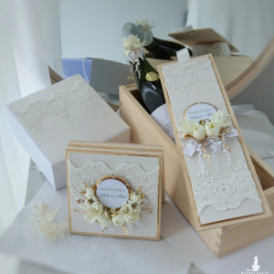 Elegancki prezent ślubny – kartka w pudełku + skrzynka na wino, etykieta i torebka
