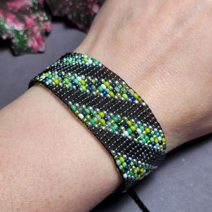 Bransoletka "Paski zielone" z koralików szklanych Preciosa z regulowanym zapięciem