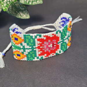 Bransoletka folk "Kwiaty Polski" motyw tradycyjny ludowy łowicki z koralików szklanych Preciosa z regulowanym zapięciem