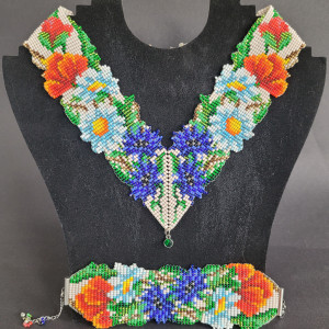 Komplet "Barwy Lata" naszyjnik i bransoletka z kwiatami na beżowym tle z koralików Preciosa