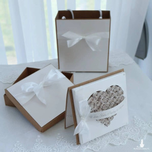 Kartka w pudełku „Perłowa elegancja” z torebką – pamiątka ślubna z dedykacją