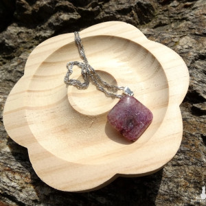 Wisiorek z kamieniem Lepidolit Uwalnia energię miłości