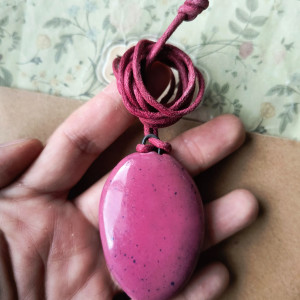 Wisior owalny jagodowy