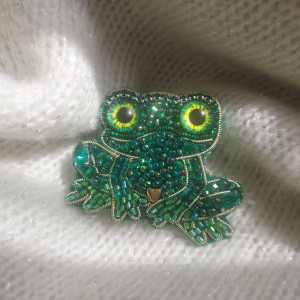 Urocza broszka ŻABKA