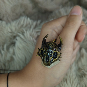 Mroczny naszyjnik z głowa smoka osadzonej na cytrynie, idealny na prezent