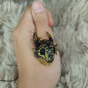 Mroczny naszyjnik z głowa smoka osadzonej na cytrynie, idealny na prezent