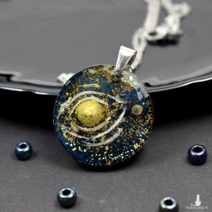 Kosmiczny wisiorek z żywicy - okrągły