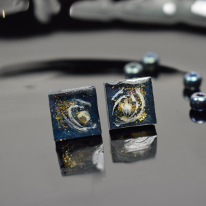 kosmiczne kolczyki sztyfty z żywicy - kwadratowe