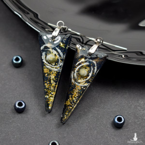 kosmiczne kolczyki sztyfty z żywicy -trójkątne