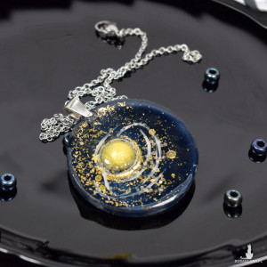 Duży, kosmiczny wisiorek z żywicy - okrągły