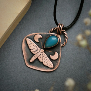 Wisior miedziany naszyjnik z niebieskim chalcedonem motyl i księżyce