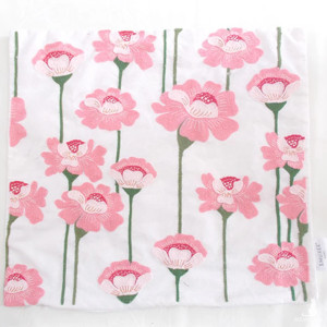 nowa poszewka na poduszkę 45x45, dekoracyjna poszewka 45x45, boho poszewka z kwiatami, haftowana poszewka, pudrowa poszewka w kwiatki, różowe kwiaty poszewka ozdobna