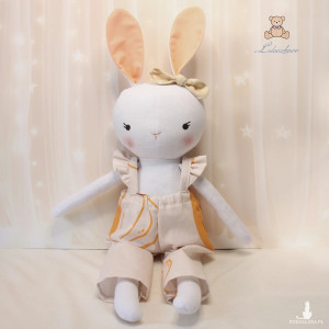 Króliczek Sara przytulanka w jesiennym kombinezonie w dynie z falbankami