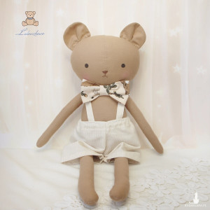 Miś Tymuś przytulanka w spodenkach beżowych w paseczki