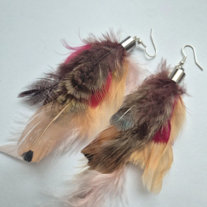 Kolczyki bordowe pióra