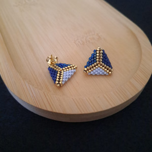 Niebieskie Geometryczne Kolczyki na Sztyfcie Utkane z Koralików w Kształt Trójkąta