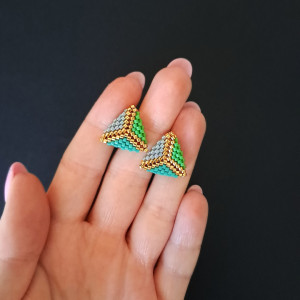 Kolczyki "Green Triangle Chevron" - zielono-złote sztyfty z nutą szarości