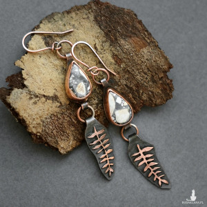 Smukłe kolczyki miedziane paprotki z jaspisem maligano