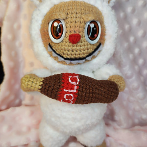 Maskotka Labubu na szydełku.