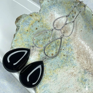 Długie kolczyki z czarnymi kroplami Ebru e48/32