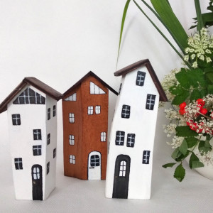 Małe krzywe domki - dekoracja przyciągająca wzrok.