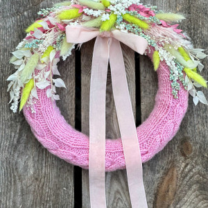 Prezent dla dziewczyny, wianek w sweterku z suszonymi kwiatami