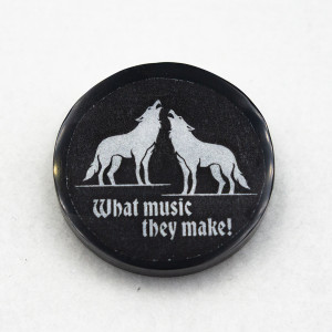 Przypinka gotycka z żywicy z wilkami pin_print Goth 003