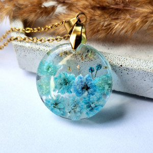 Wisiorek z żywicy z suszonymi kwiatami niebieska gipsówka