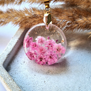 Wisiorek z żywicy z suszonymi kwiatami różowa gipsówka