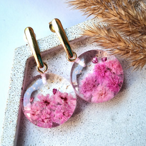 Kolczyki z suszonymi kwiatami różowej gipsówki