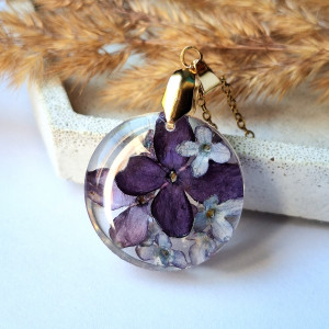 Wisiorek z żywicy z suszonymi kwiatami bzu