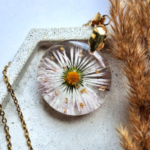 Wisiorek z żywicy stokrotka