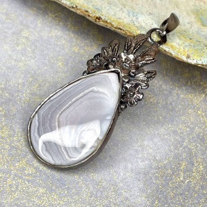 Wisior z szarym agatem z kwiatami Zelia a1126