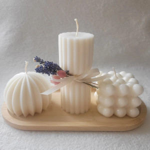 Zestaw świec sojowych na drewnianej tacy