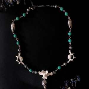 Naszyjnik turkusowy z czaszką