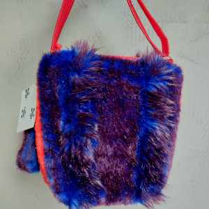 Torebka z futerka w kolorach kobaltu i czerwieni