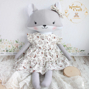 Lisek Pola przytulanka w beżowo-bordowej sukieneczce w kwiaty