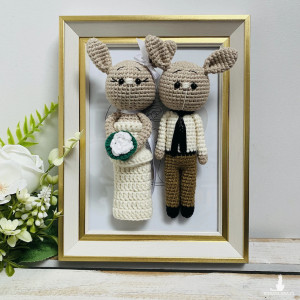 Młoda para króliczki w biało-złotej ramce prezent ślubny obraz