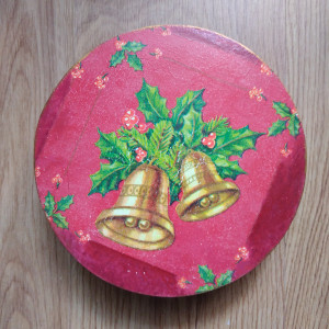 okrągłe pudełko czerwone na święta